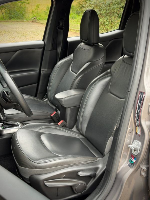 Jeep RENEGADE LIMITED 1.8 2019 NEUMANN VEÍCULOS ARROIO DO MEIO / Carros no Vale Jeep RENEGADE LIMITED 1.8 2019 NEUMANN VEÍCULOS ARROIO DO MEIO / Carros no Vale