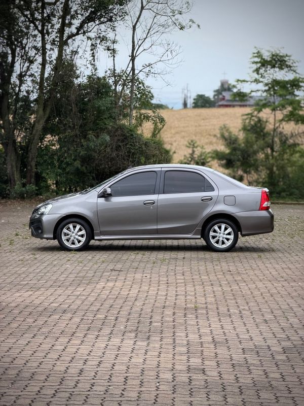 Toyota ETIOS SEDAN XLS 1.5 2018 NEUMANN VEÍCULOS ARROIO DO MEIO / Carros no Vale