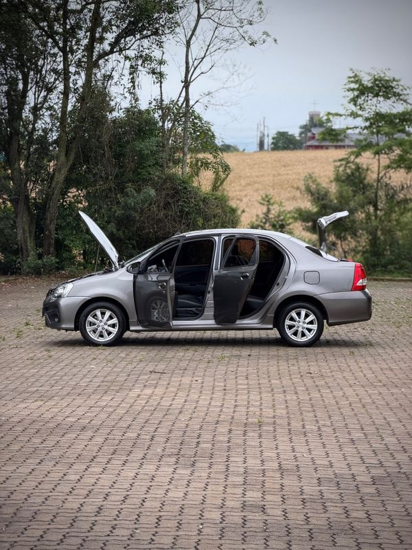 Toyota ETIOS SEDAN XLS 1.5 2018 NEUMANN VEÍCULOS ARROIO DO MEIO / Carros no Vale