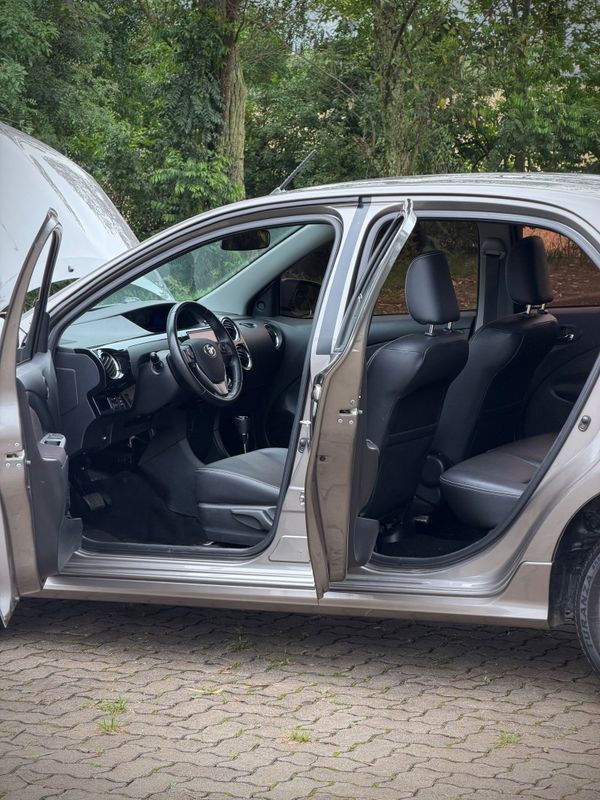 Toyota ETIOS SEDAN XLS 1.5 2018 NEUMANN VEÍCULOS ARROIO DO MEIO / Carros no Vale