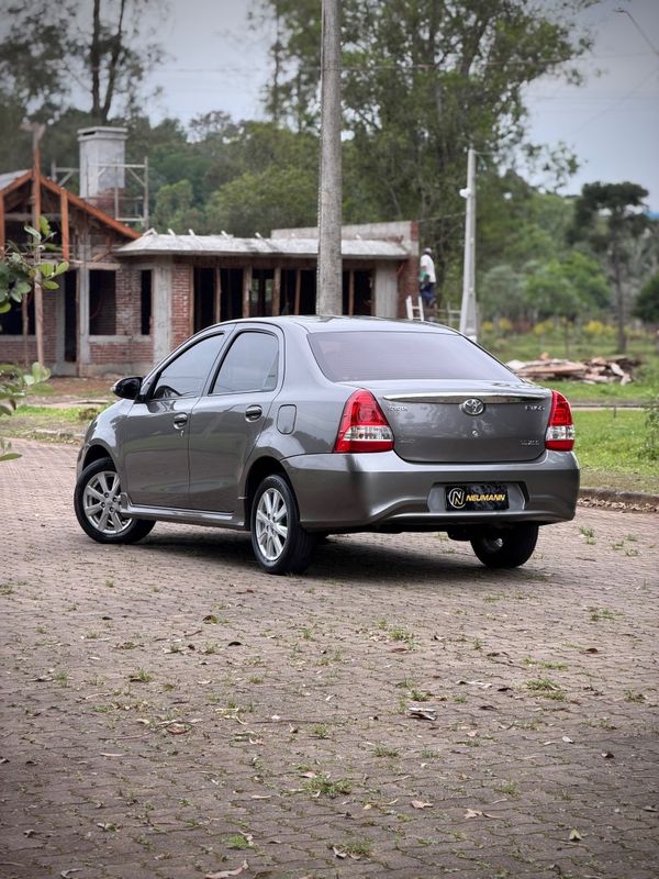Toyota ETIOS SEDAN XLS 1.5 2018 NEUMANN VEÍCULOS ARROIO DO MEIO / Carros no Vale