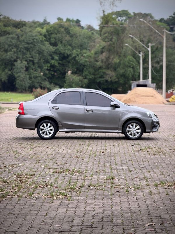 Toyota ETIOS SEDAN XLS 1.5 2018 NEUMANN VEÍCULOS ARROIO DO MEIO / Carros no Vale