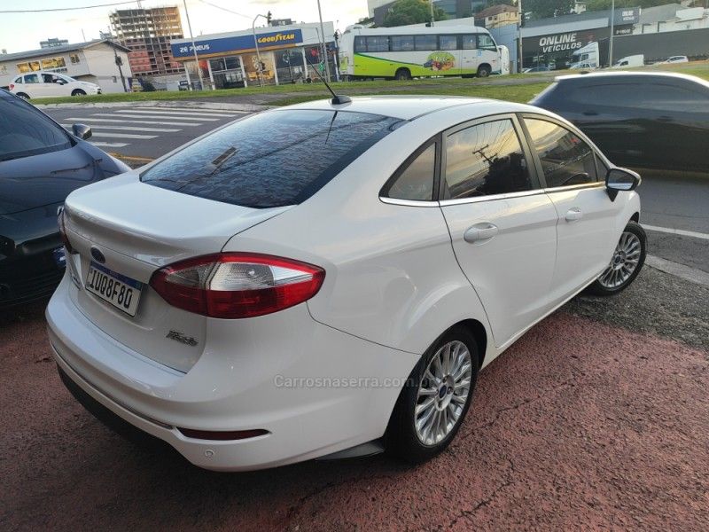FORD FIESTA 1.6 TITANIUM PLUS SEDAN 16V 2014/2014 HUBNER MULTIMARCAS FARROUPILHA / Carros no Vale