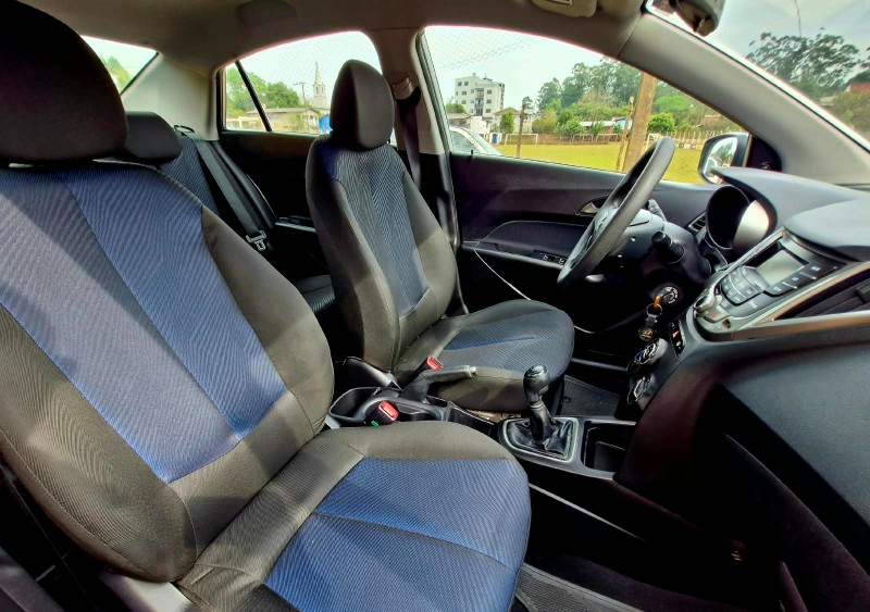 HYUNDAI HB20S 1.6 COMFORT PLUS 16V 2013/2014 CRUZEIRO MULTIMARCAS CRUZEIRO DO SUL / Carros no Vale