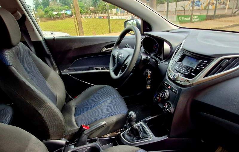HYUNDAI HB20S 1.6 COMFORT PLUS 16V 2013/2014 CRUZEIRO MULTIMARCAS CRUZEIRO DO SUL / Carros no Vale