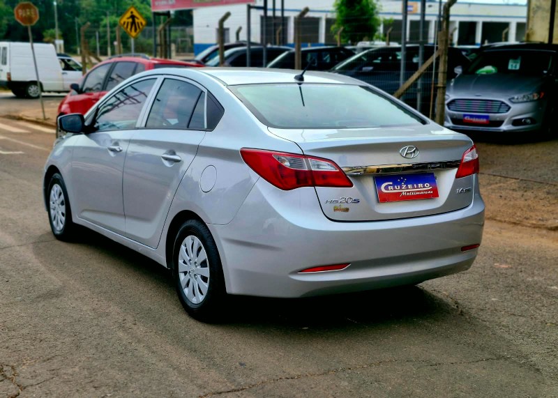 HYUNDAI HB20S 1.6 COMFORT PLUS 16V 2013/2014 CRUZEIRO MULTIMARCAS CRUZEIRO DO SUL / Carros no Vale