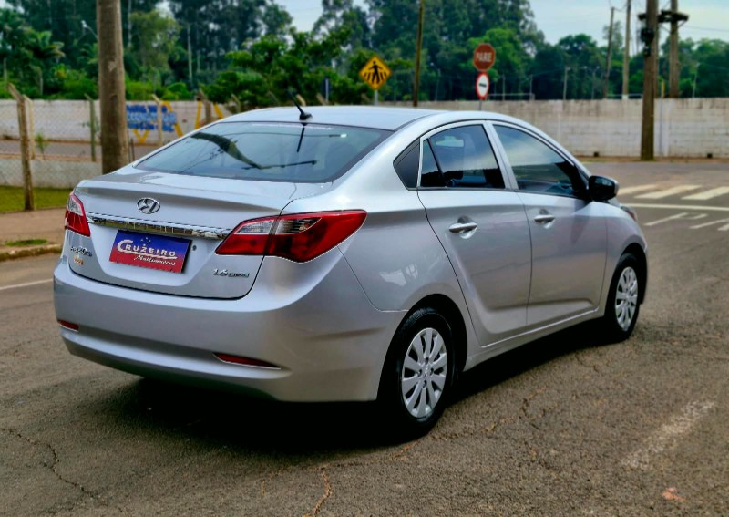 HYUNDAI HB20S 1.6 COMFORT PLUS 16V 2013/2014 CRUZEIRO MULTIMARCAS CRUZEIRO DO SUL / Carros no Vale
