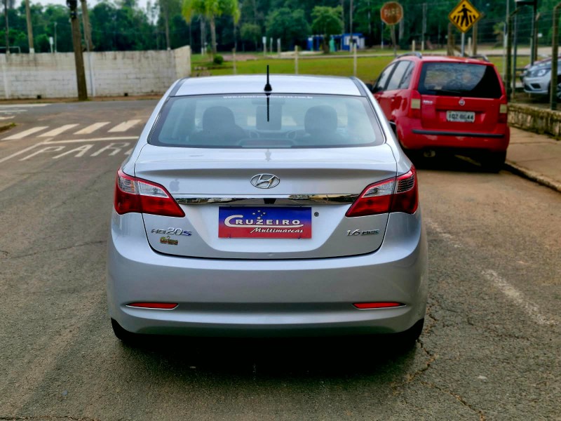 HYUNDAI HB20S 1.6 COMFORT PLUS 16V 2013/2014 CRUZEIRO MULTIMARCAS CRUZEIRO DO SUL / Carros no Vale