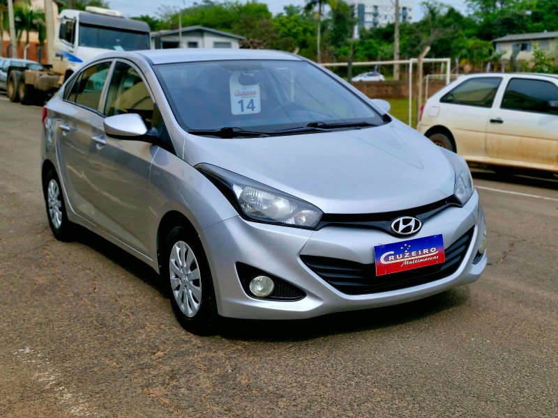 HYUNDAI HB20S 1.6 COMFORT PLUS 16V 2013/2014 CRUZEIRO MULTIMARCAS CRUZEIRO DO SUL / Carros no Vale