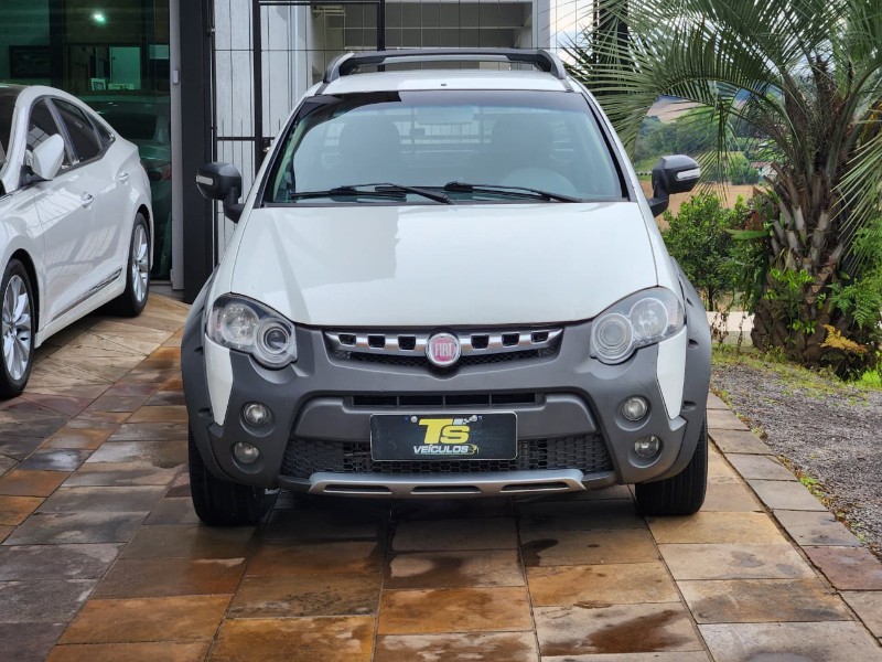 FIAT STRADA ADVENTURE LOCKER 1.8 CE 2013/2013 TS VEÍCULOS ANTA GORDA / Carros no Vale FIAT STRADA ADVENTURE LOCKER 1.8 CE 2013/2013 TS VEÍCULOS ANTA GORDA / Carros no Vale