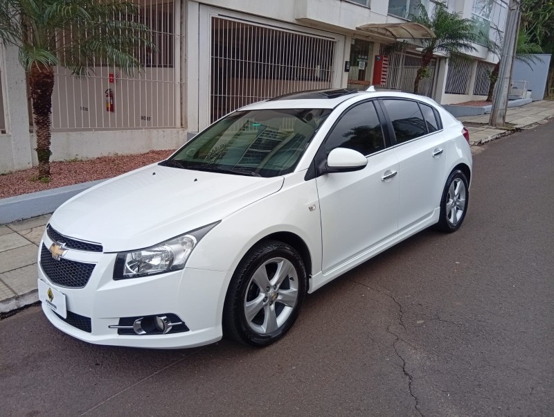 CHEVROLET CRUZE LTZ HB 2013/2014 ALTERNATIVA VEÍCULOS LAJEADO / Carros no Vale