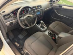VOLKSWAGEN JETTA 2.0 TRENDLINE 2015/2015 LUCAS AUTOMÓVEIS BOM RETIRO DO SUL / Carros no Vale