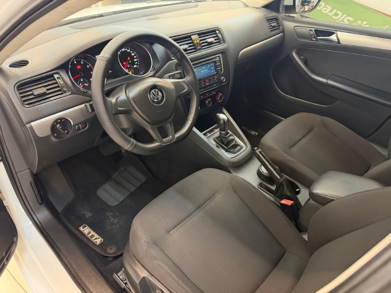 VOLKSWAGEN JETTA 2.0 TRENDLINE 2015/2015 LUCAS AUTOMÓVEIS BOM RETIRO DO SUL / Carros no Vale