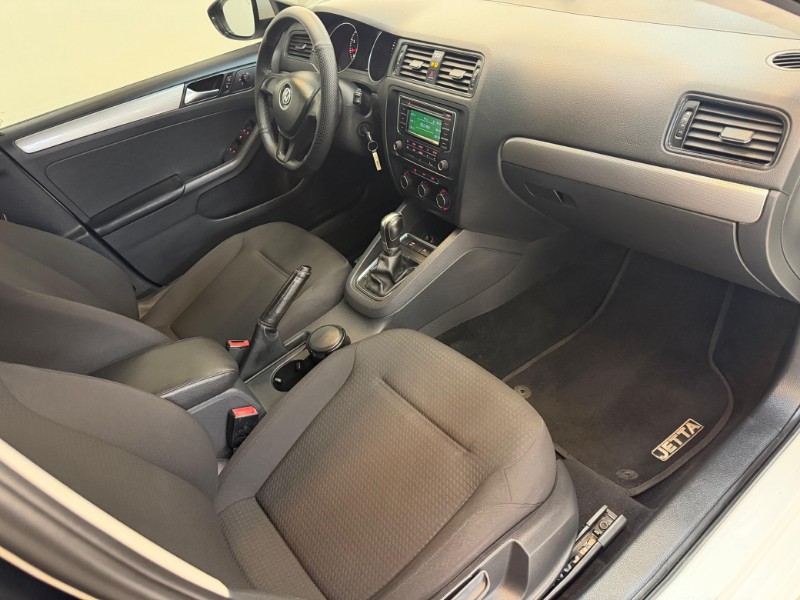 VOLKSWAGEN JETTA 2.0 TRENDLINE 2015/2015 LUCAS AUTOMÓVEIS BOM RETIRO DO SUL / Carros no Vale