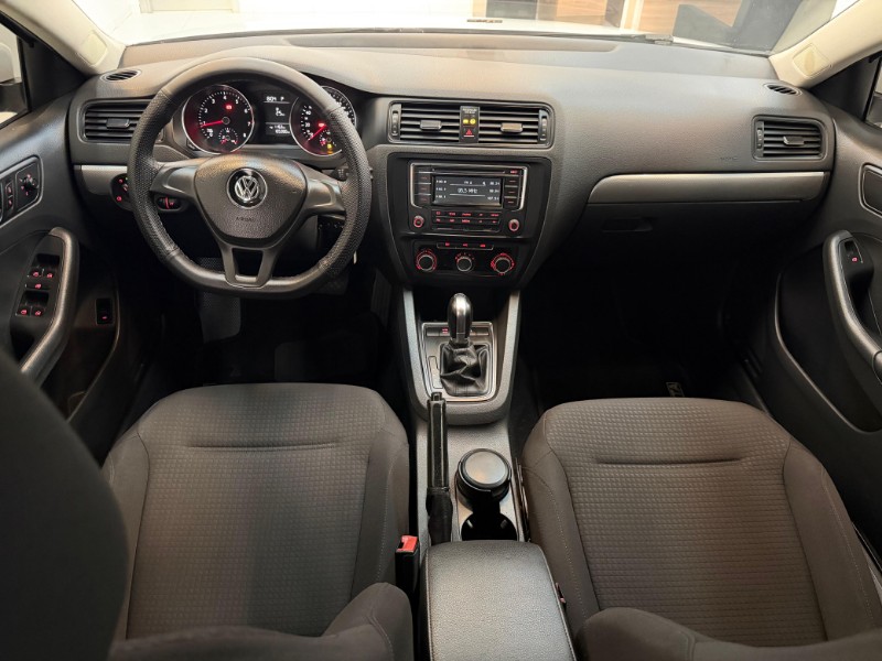 VOLKSWAGEN JETTA 2.0 TRENDLINE 2015/2015 LUCAS AUTOMÓVEIS BOM RETIRO DO SUL / Carros no Vale