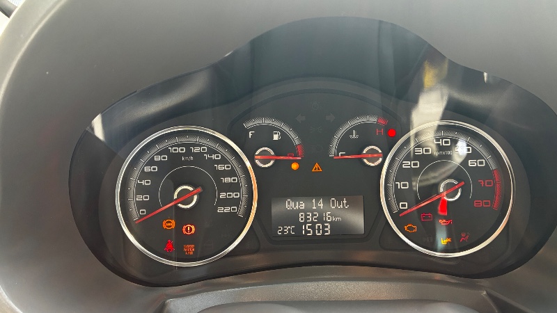 FIAT PALIO 1.6 MPI ESSENCE 16V 2015/2015 COMPLETO VEÍCULOS GUAPORÉ / Carros no Vale