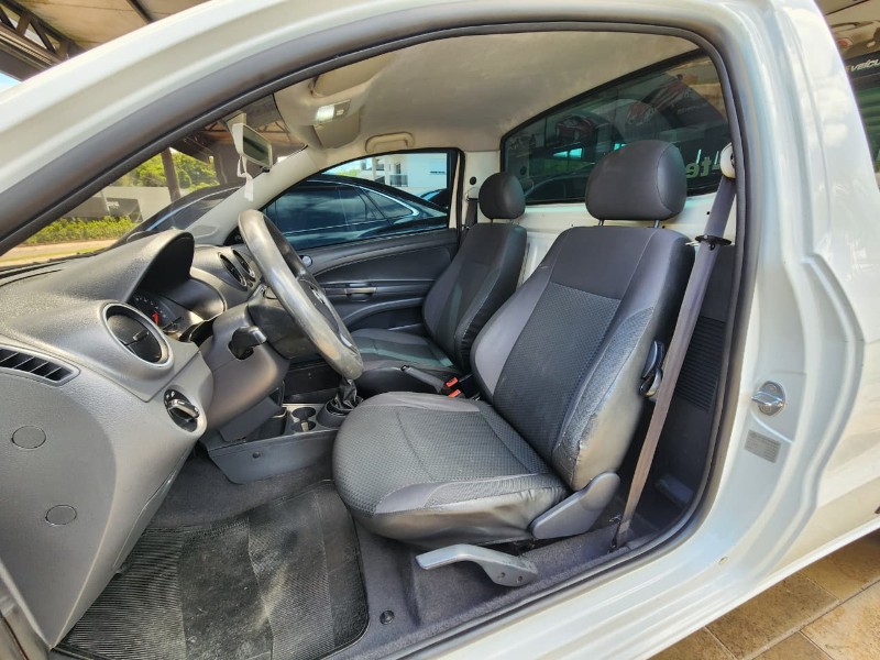VOLKSWAGEN SAVEIRO ROBUST 1.6 FLEX 2016/2017 TS VEÍCULOS ANTA GORDA / Carros no Vale